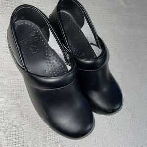 Dansko Women’s Work Clogs Size 37 U.S. 6 M Black Leather Occupational Clinic 2